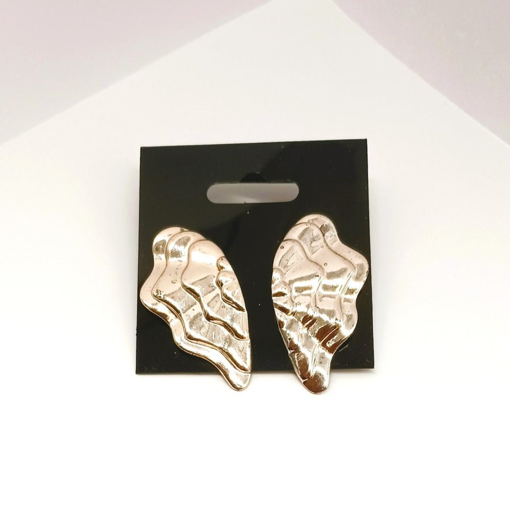 Avon Vintage Wavy Fan Earrings 1.5"L Silver Tone Pierced Stud Wings Jewelry